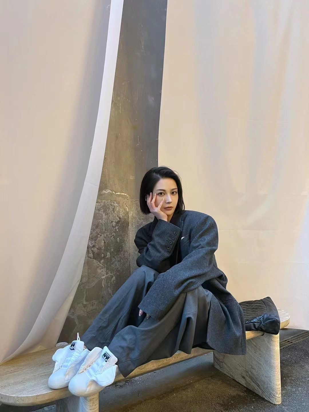 gin天太冷, 阿迪给鞋都穿上棉袄了! 小姐姐露腿穿真白啊!