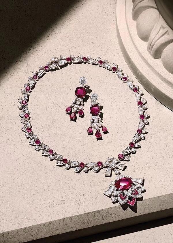 耀眼|奢华的珠宝套链比项链的做工更难,选石更苛刻,成为最耀眼的存在