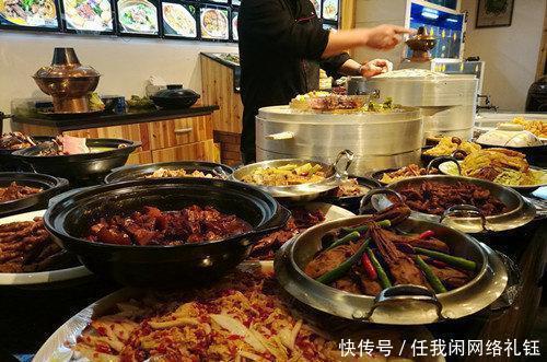 为什么厨师炒菜时灶台旁边的水管总开着的