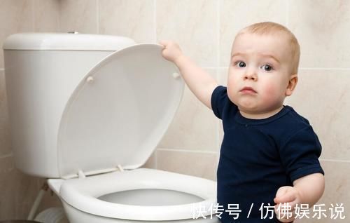 马桶|男孩上厕所被马桶圈卡住，如厕训练不是越早越好，认准这些信号