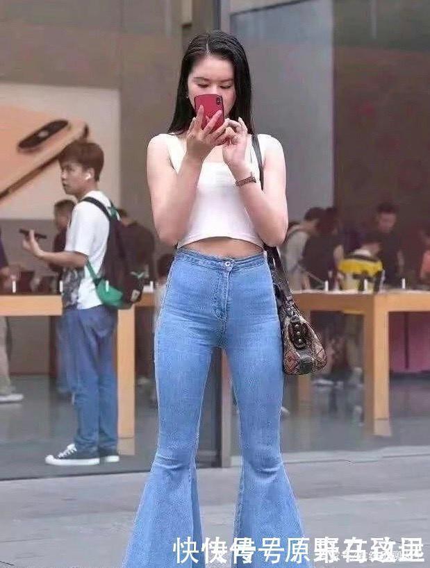 气质|紧身牛仔裤设计简单大方，穿起来修身显瘦，尽显优雅气质