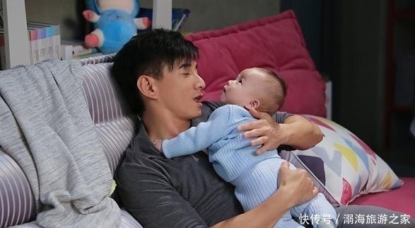 爷爷|爷爷嫌宝爸抱娃像“端菜”,自己抢过来抱时,宝妈刀口差点笑开