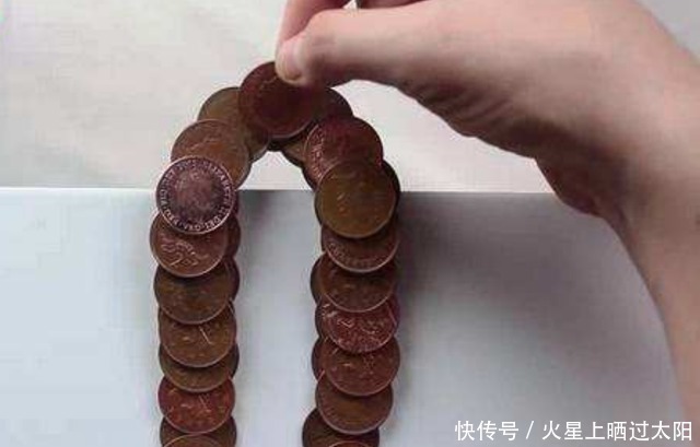 不用胶水就能搭出悬空平衡桥?老外用硬币一顿神操作,成品太惊艳