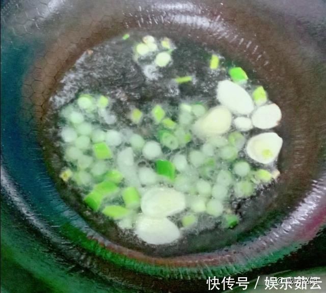 青菜炒蘑菇的家常做法，咸香下饭，比红烧肉还好吃