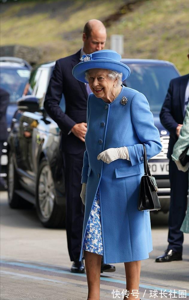 薄荷绿|95岁英女王闪耀亮相!粉色大衣配百褶花裙真美,老太太穿得太嫩啦