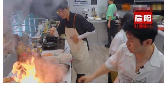 黄晓明|《中餐厅》明星做菜意外重重！厨房“鸡飞狗跳”，观众都捏一把汗