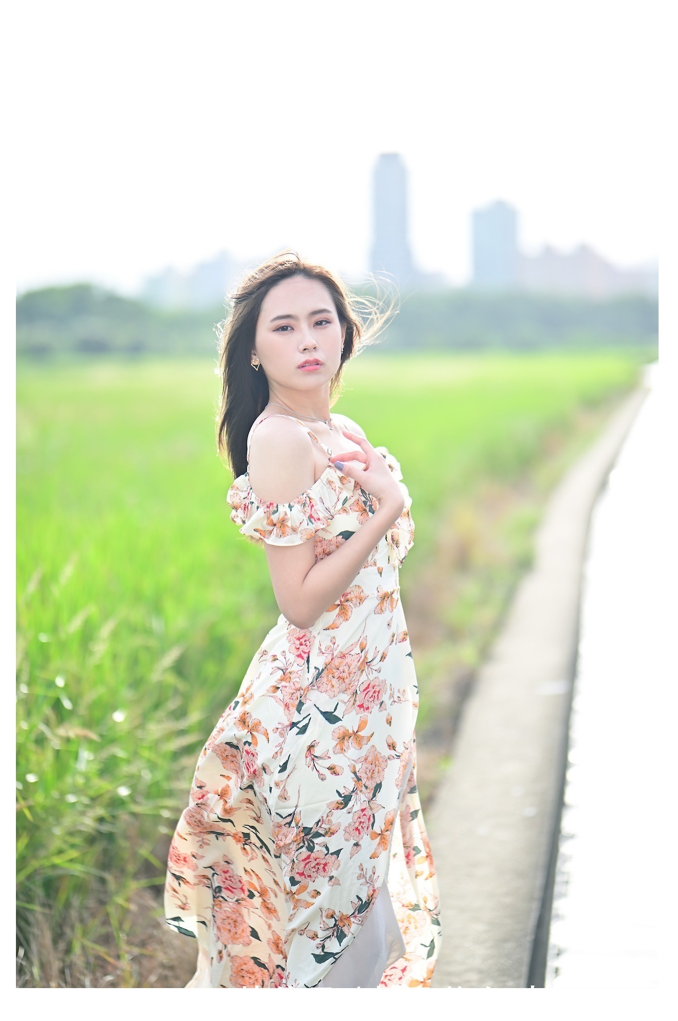 淡雅|清新淡雅的连衣裙更显轻盈飘逸,彰显出女性简洁大方的优雅力