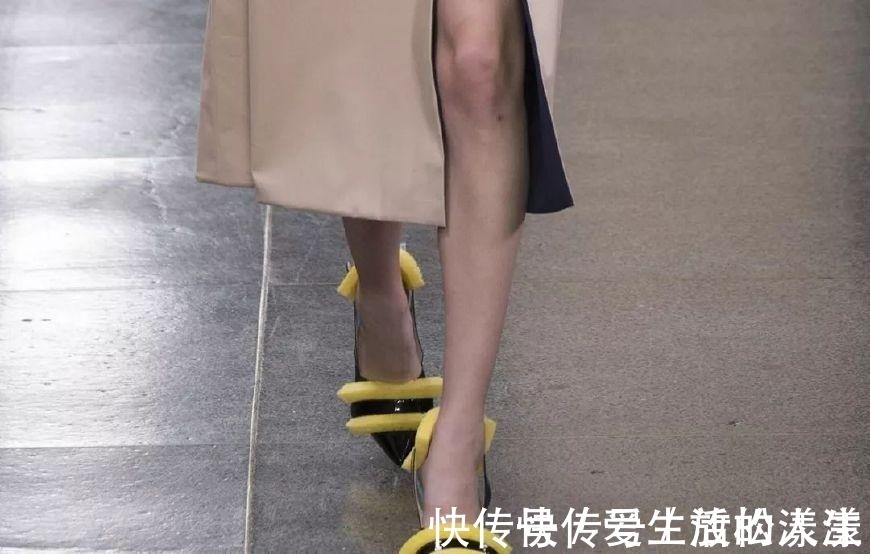 克里斯托弗 高跟鞋竟放“刷碗海绵”, 不磨脚只卖800英镑值吗!