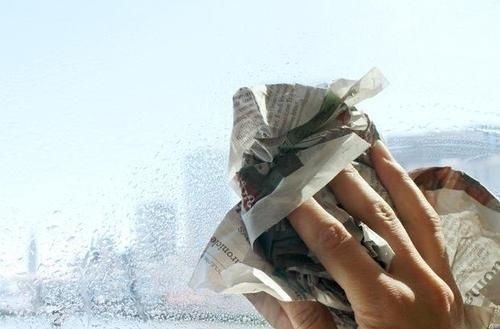 擦玻璃不用爬窗,有个小妙招,让玻璃干干净净