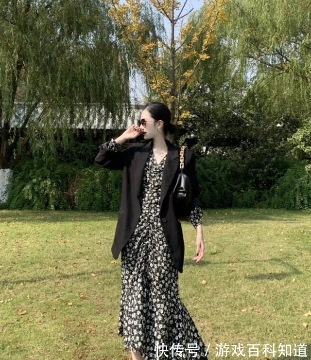 裙子 西装下少配裤子,现在流行“西装+裙子”,轻熟贵气又不失甜美!