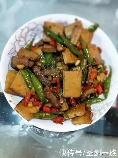 五一節宅家,推薦32款菜肴,有葷有素營養美味,特別好吃值得嘗試
泡椒牛肚乾貝煸筍臘肉炒粉條香辣啤酒小龍蝦板栗燒牛蛙蟹味菇滑蛋,蒜蓉豇豆乾煸花菜雞丁炒蝦仁五花肉燜腐竹包菜粉絲炒雞蛋香菇炒芹菜蔥油鮮香菇薑絲拌苦瓜老壇辣椒炒肉番茄雞蛋炒蝦仁紅燒雞翅油燜大蝦木耳燒肥腸滑炒杏鮑菇刀切蒜椒醬炒蝦仁干豆角燜肉皮香乾辣椒炒肉西芹炒杏仁香菇油麵筋海味怪味蝦黃酒燜蝦三汁燜雞翅洋蔥炒肥牛蒜泥五花肉奶白魚片