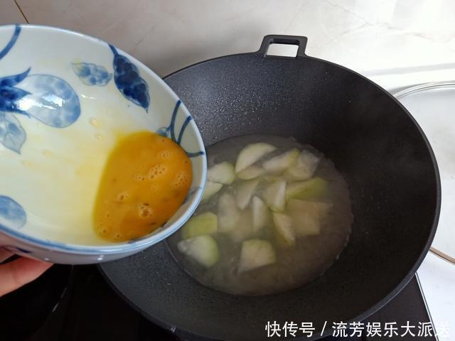 悄悄|1个女人的精致晚餐,悄悄走红朋友圈人到中年,优雅是一种态度