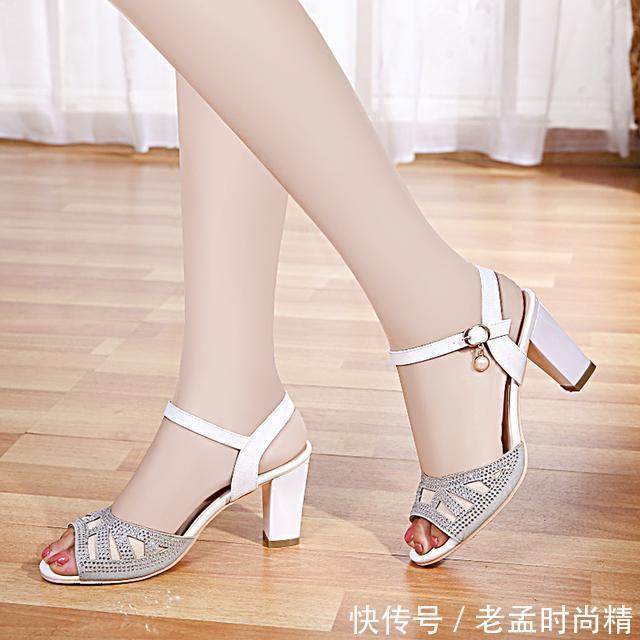 脚型|优雅一字扣带凉鞋,时尚经典,修饰脚型更显气质