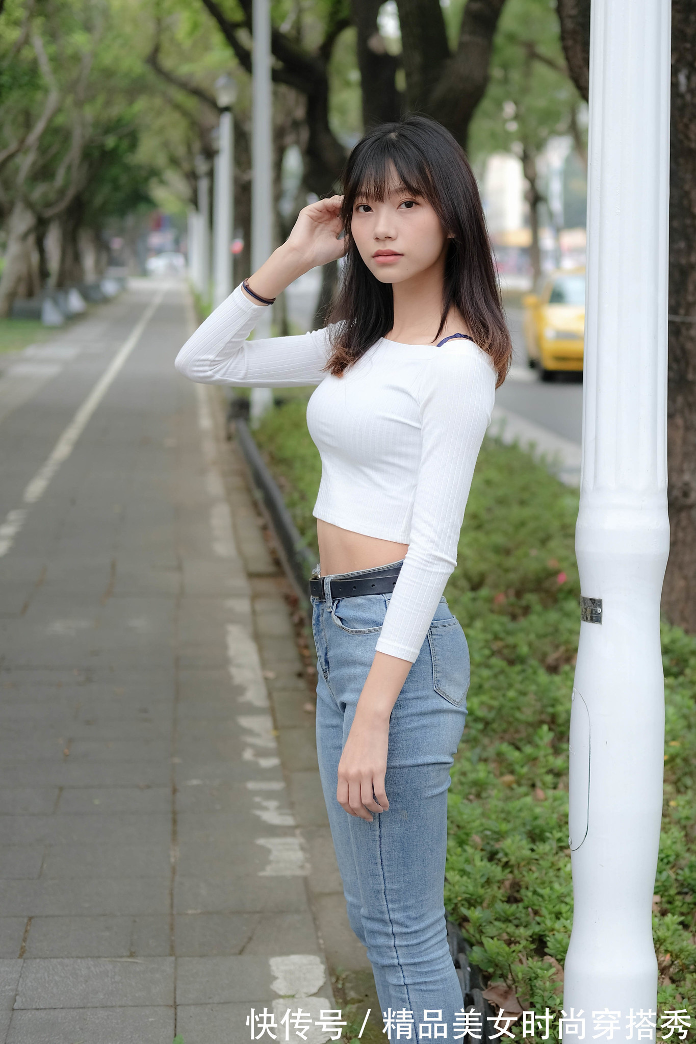 风格|白色针织衫搭配牛仔裤+平底鞋，整体的风格简约又休闲，清爽舒适