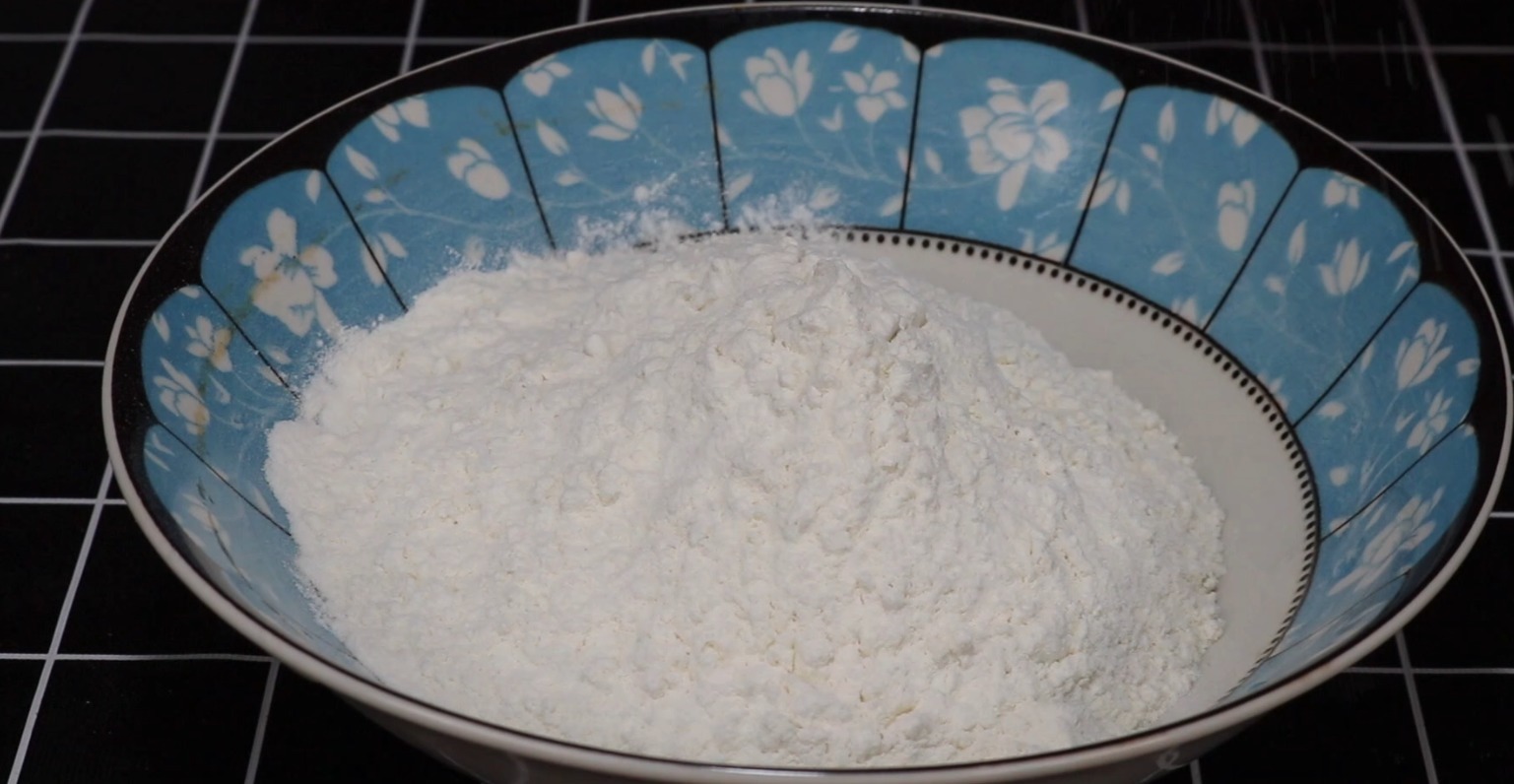 一碗面粉倒进开水锅中,瞬间变美味,这做法头一回见,真解馋