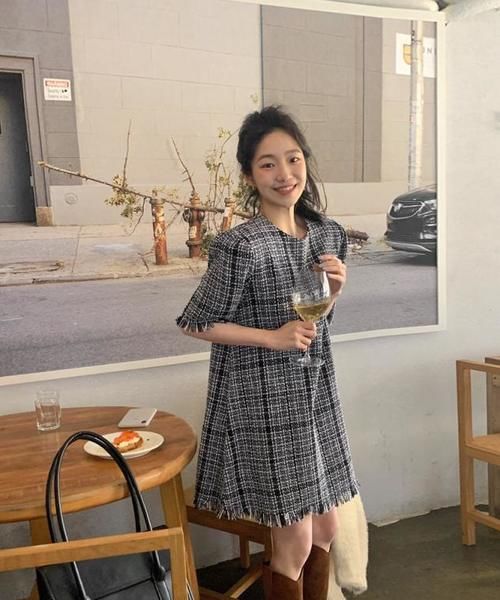 裙子穿搭需要注意配色，这样穿很时髦，看起来简单又不失精致