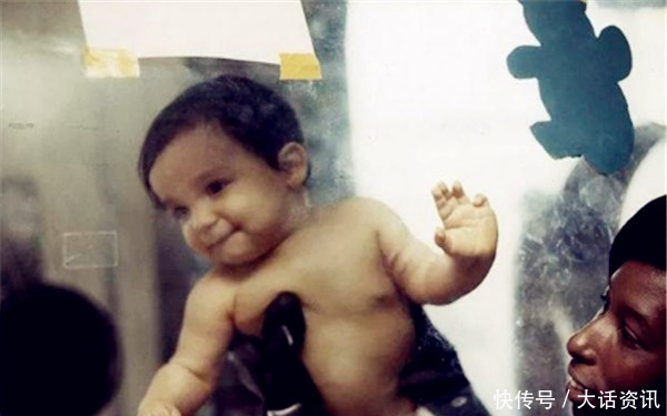 在隔离罩生活了12年的“泡泡男孩”,死亡前第一次拥抱了妈妈