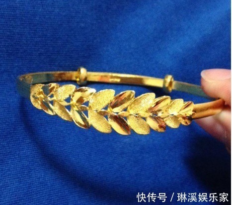 空心 女人买“黄金首饰”,手链还是手镯好会看2点的,都是懂行人