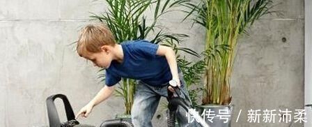 “妈,同学说我的名牌鞋是盗版的”,妈妈的回答,影响孩子的自尊