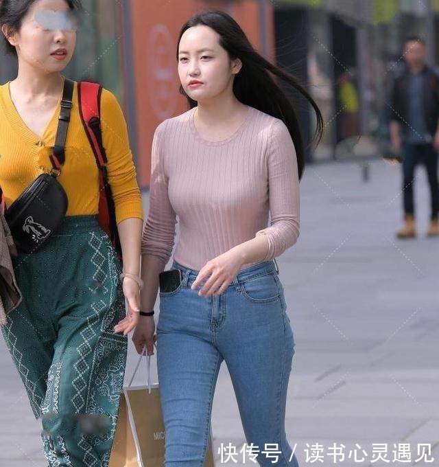 高跟鞋 肤色打底衫搭配浅色牛仔裤,大胆而显气质!