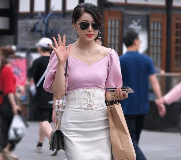 气质辣妈,白色高腰裙,穿出了知性大雅的美