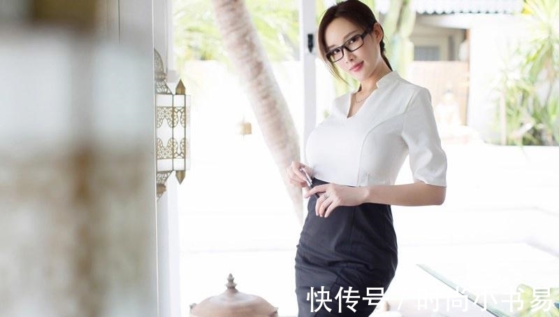 包臀裙 “上白下黑”裙,别人穿两件你穿一件,姐姐真够“省”的