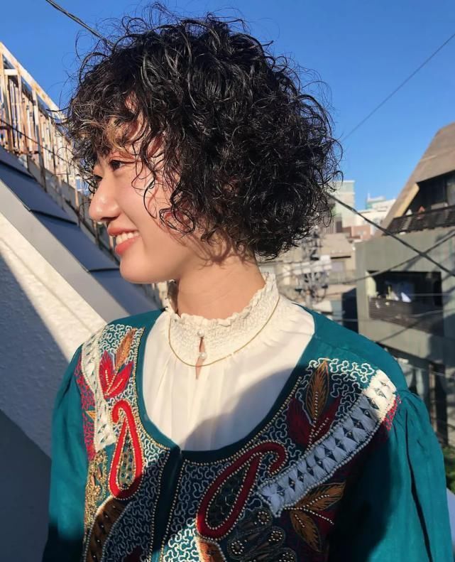 满头|今春流行什么发型?满头烫挂耳染公主切都上榜,喜欢就挑一款吧