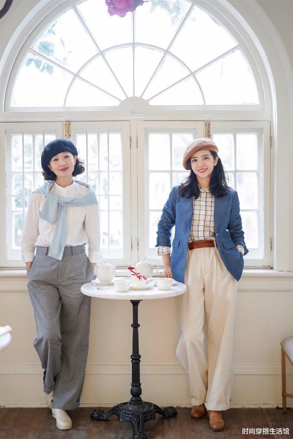 女人过了50岁，别再穿小脚裤了，今年流行这样穿，时髦减龄又气质