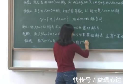 我们的生活|大学美女老师的“板书”火了,字迹工整堪比“印刷体”,让人羡慕