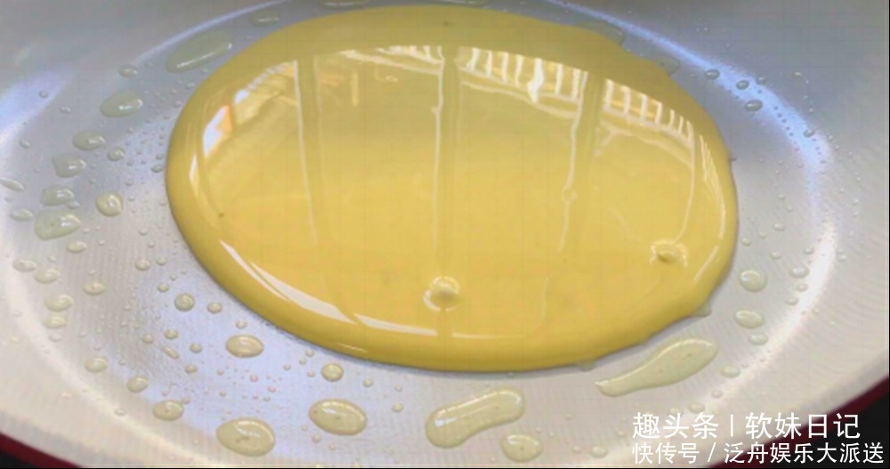 鸡蛋饼|玉米面加3个鸡蛋,不揉面不发面,柔软又筋道,一次10张不够吃