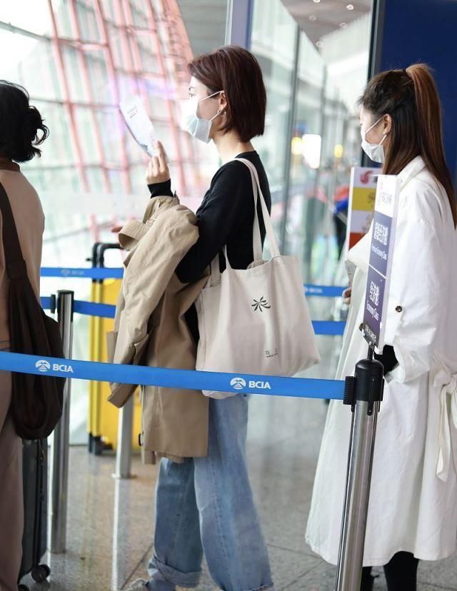 车晓不能再瘦了，穿阔腿牛仔裤好晃荡，侧身纸片身材太抢镜