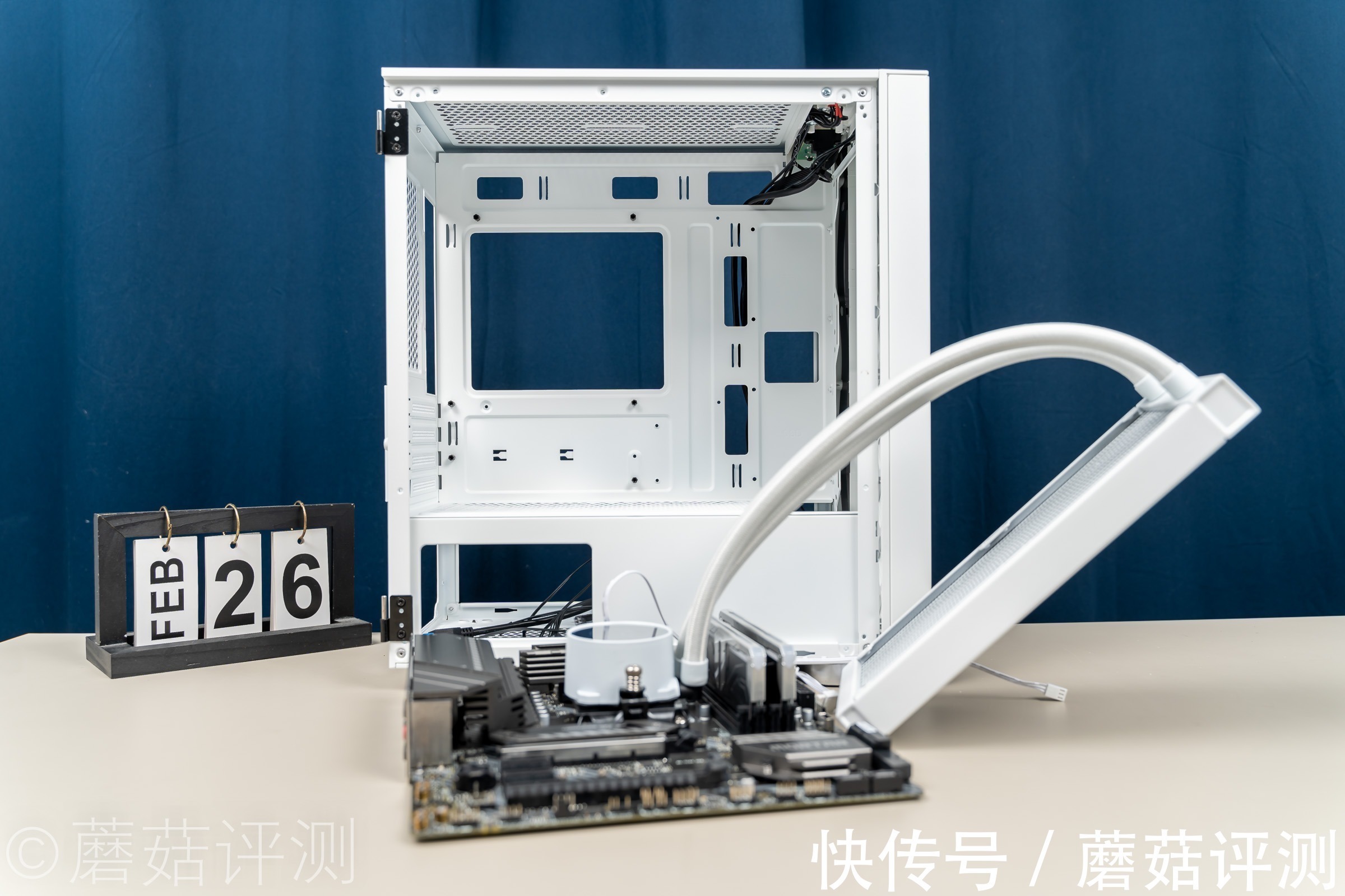 机箱|出门捡到一个固态硬盘，回去我就装了一套白色主题的主机！