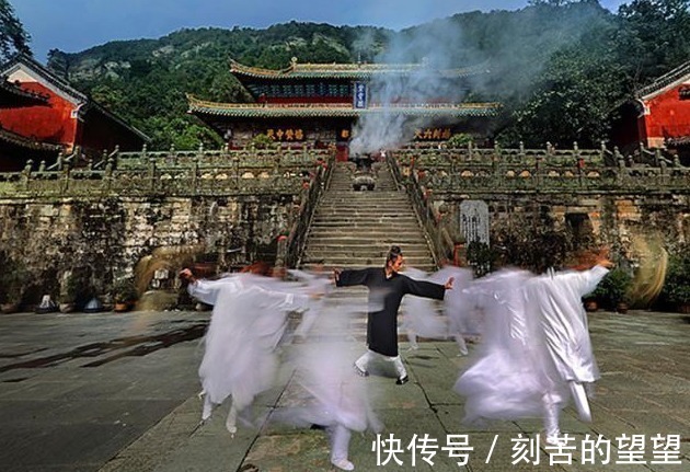 武当山|他被誉为中国轻功第一人,一跃跳上四米高墙,2公里路只需5分钟