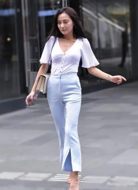 街拍:小姐姐的身材曲线很好,长相也十分清秀,美丽大方