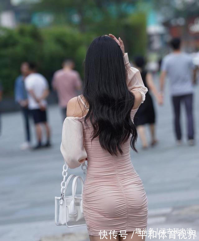 小姐姐 褶皱紧身包臀连衣裙,让小姐姐看起来更时尚,也更有韵味