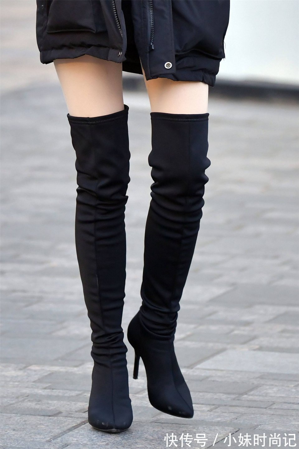穿搭|黑色的尖头细跟过膝长靴,搭配一款黑色羽绒服,时髦又很保暖显高