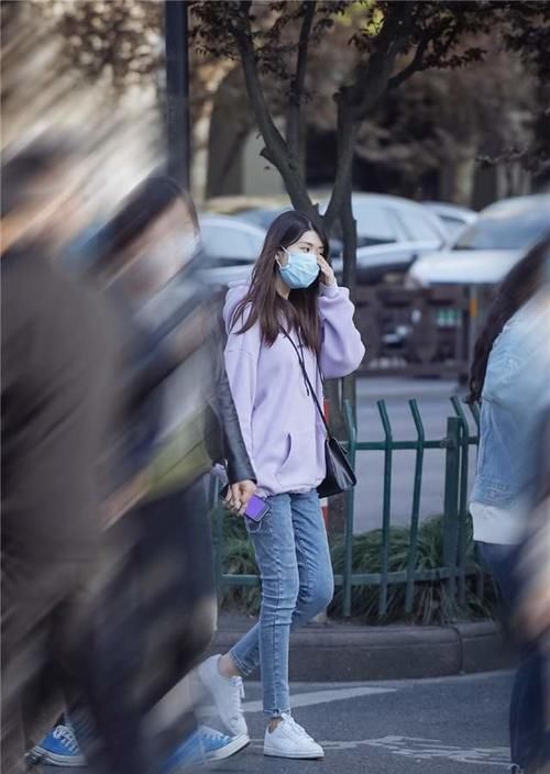 只会穿毛衣怎么能行！“卫衣”才是时尚王者，时髦精们都在这样穿