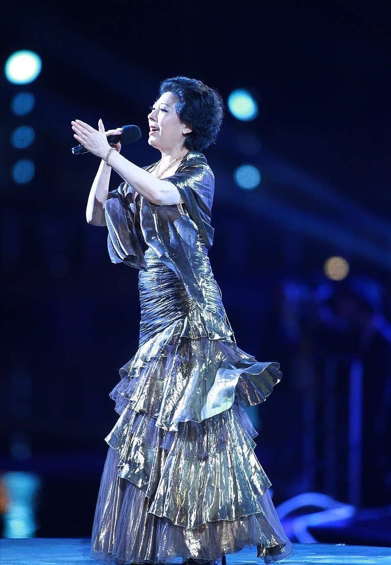 深色 关牧村还是挺不服老的, 这么招摇的裙子, 小姑娘都不一定会穿