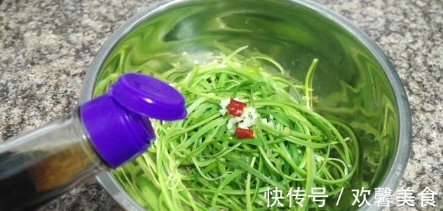 凉菜|凉菜只会拍黄瓜？教你这菜，撕成条就上桌，比黄瓜好吃，过瘾