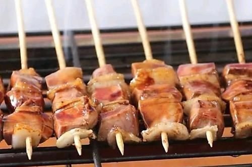 小伙子一夜暴富,花4000萬請拉菲特吃飯,竟然吃了個烤大腰子