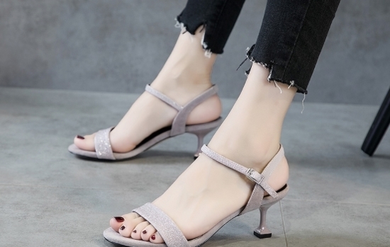 美感|时尚唯美的细跟凉鞋,简约不失美感,给你一种暖融融的感觉