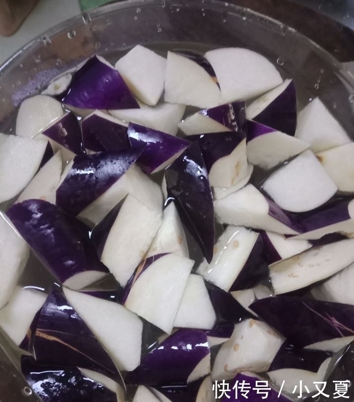 它和土豆一起吃,隔三差五吃,隔天排出宿便,口臭便秘慢慢没了