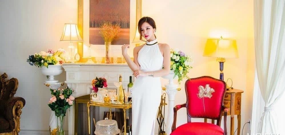 高跟鞋|白色开背无袖连衣裙搭配一双白色高跟鞋, 婀娜多姿, 引人目不转睛