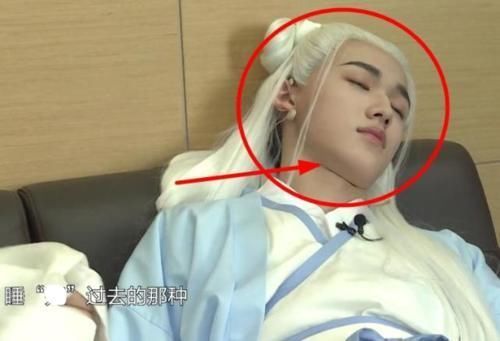 睡姿|宋亚轩和老师讲话累到睡着,睡姿慵懒还流哈喇子,是对老师最大的尊重