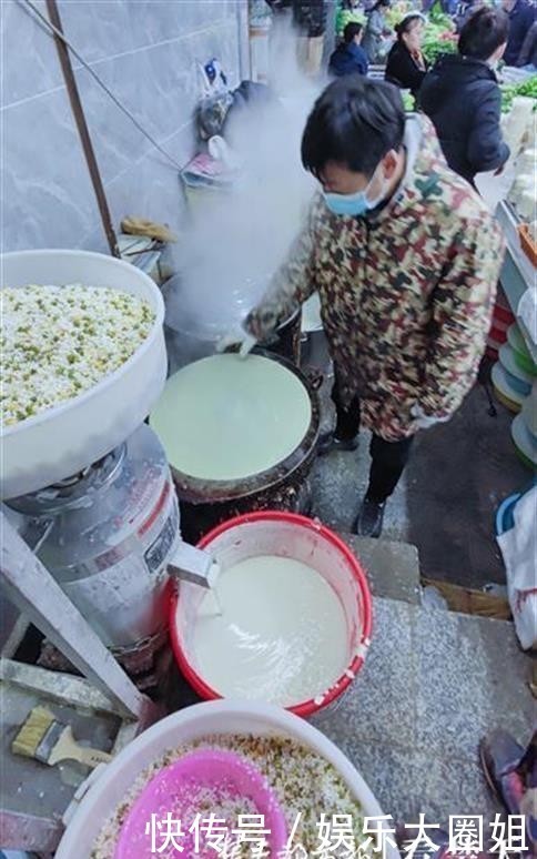 摊豆丝前排起长队,香气中已溢出浓浓的年味