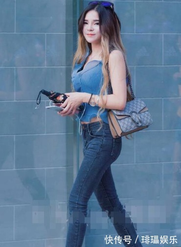 美女 紧身牛仔裤的搭配个性又时尚,尽显美女高挑纤瘦的完美身材