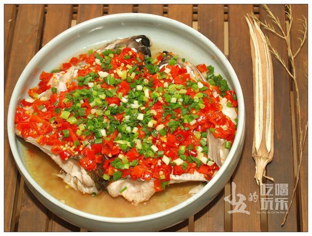 剁椒鱼头,我家出品的肯定不是正宗的湘菜,但味道也是杠杆的