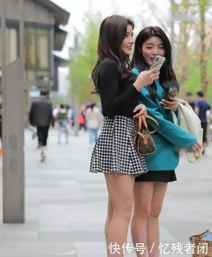 绿丝绸衬衫,墨绿喇叭裙,轻松自由,高跟鞋更有气质