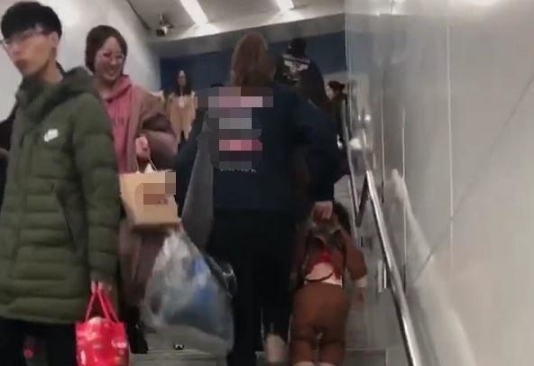 操作|不带娃不知道艰辛,宝妈拎起娃赶地铁,萌娃的操作让人笑哭