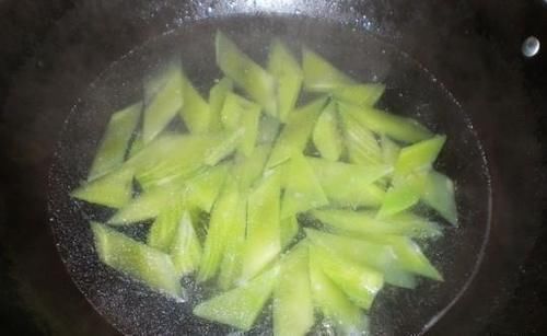 炒莴笋时,不要切了就下锅炒,多做一步,莴笋更脆更入味,好吃